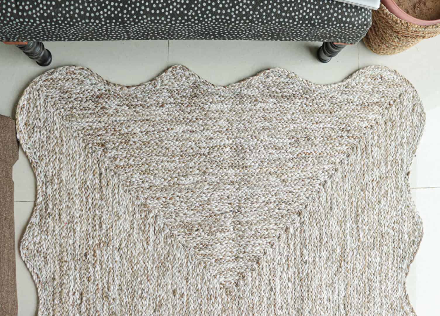 Handmade Scalloped Beige White and Grey Tie Dye Braided Rectangle Jute Rug - Image 4