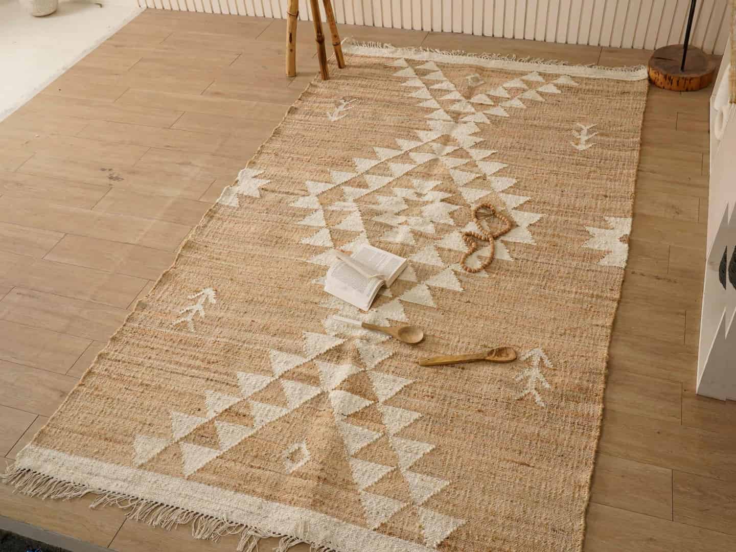 Beige Jute Rug With White Design Rug Ivory Flower Natural Jute wool High Quality Hand Woven Premium Quality Boho Style Rug White Fringes Jute Rug For Living Home Decor  - Image 1