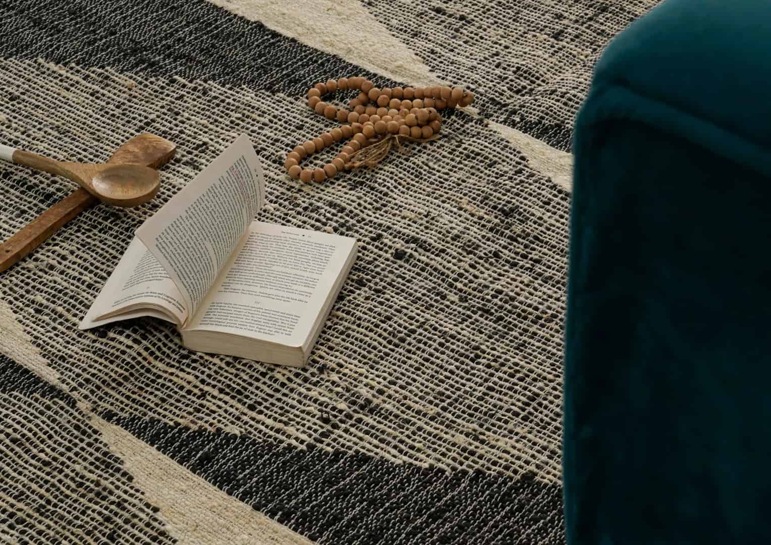 Indian Handwoven Colorful Cotton Jute Dhurrie Rug White Fringes Jute Rug Vintage Large Dhurrie Rug Entryway Jute Dhurrie For Dining Table Decor Rug  - Image 10