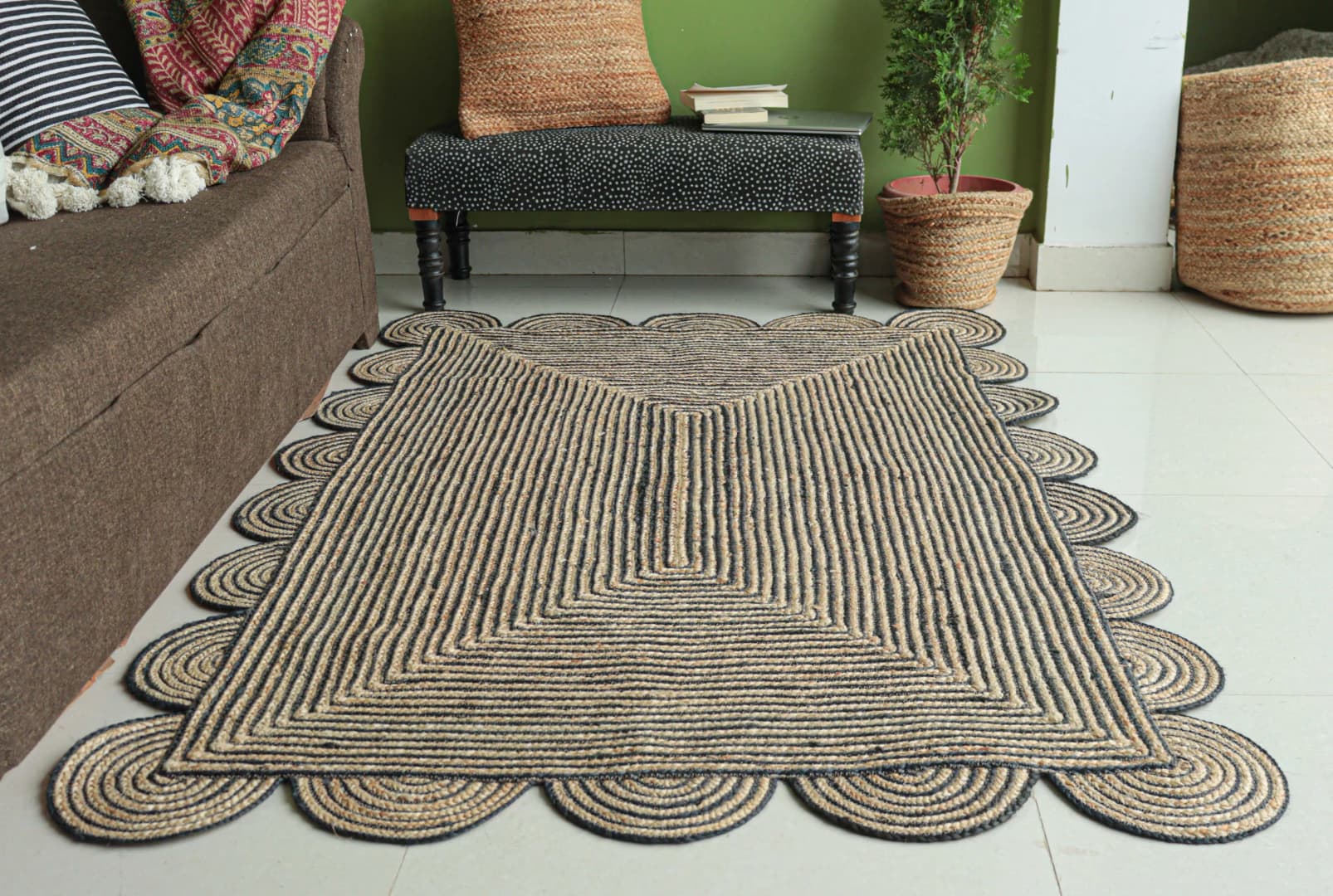 Beige and Black Tie Dye Hand Braided Scalloped Rectangle Jute Rug