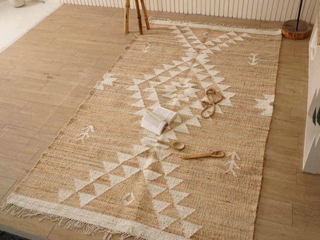 Beige Jute Rug With White Design Rug Ivory Flower Natural Jute wool High Quality Hand Woven Premium Quality Boho Style Rug White Fringes Jute Rug For Living Home Decor 