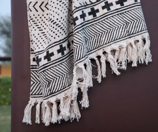 Indian Soft Cotton Throws Blankets for Sofas White & Black Hand Loom Hand Block Printed Bed Rectangle Boho Cotton Fringed Blanket Beach Throw For Living Room Decor Cover