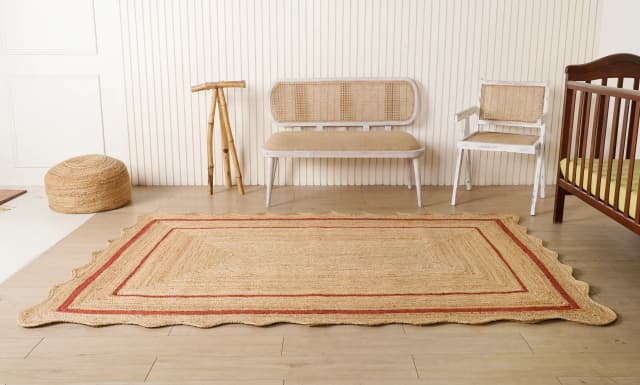 Hand Braided Natural Scalloped Jute Rug With Red Color Border 