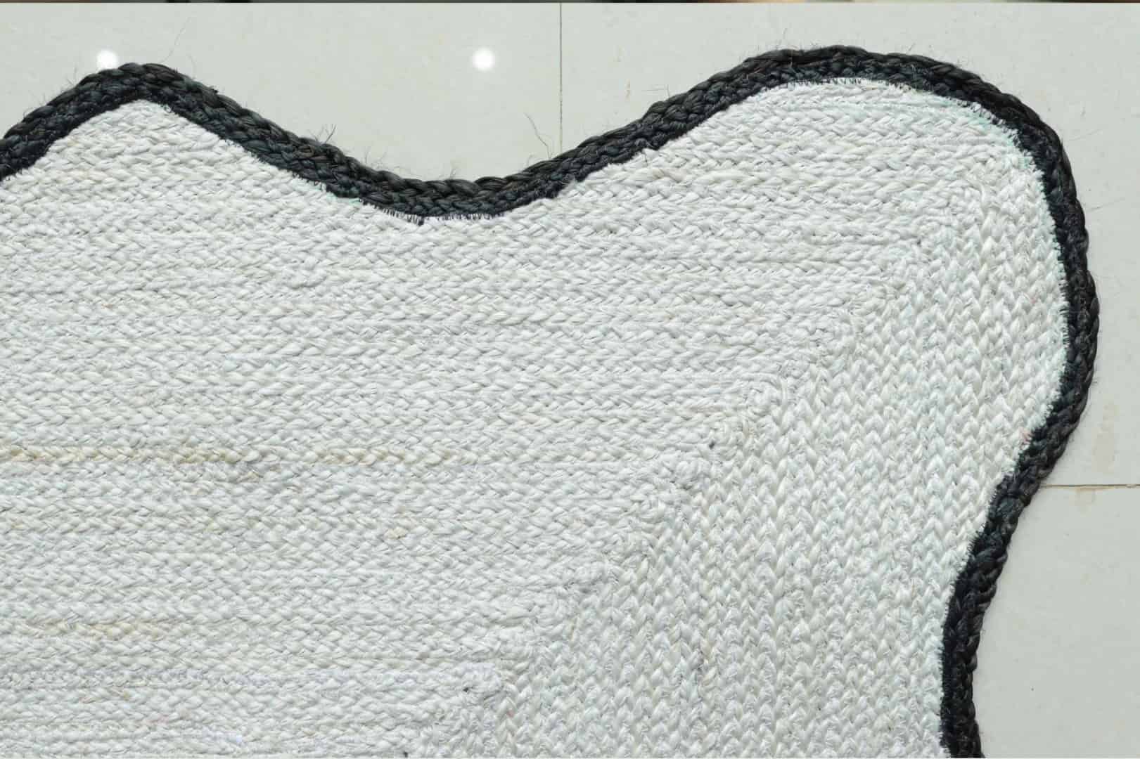 Hand Braided Scalloped Rectangle Jute Rug White with Wavy Edge Black Border - Image 7