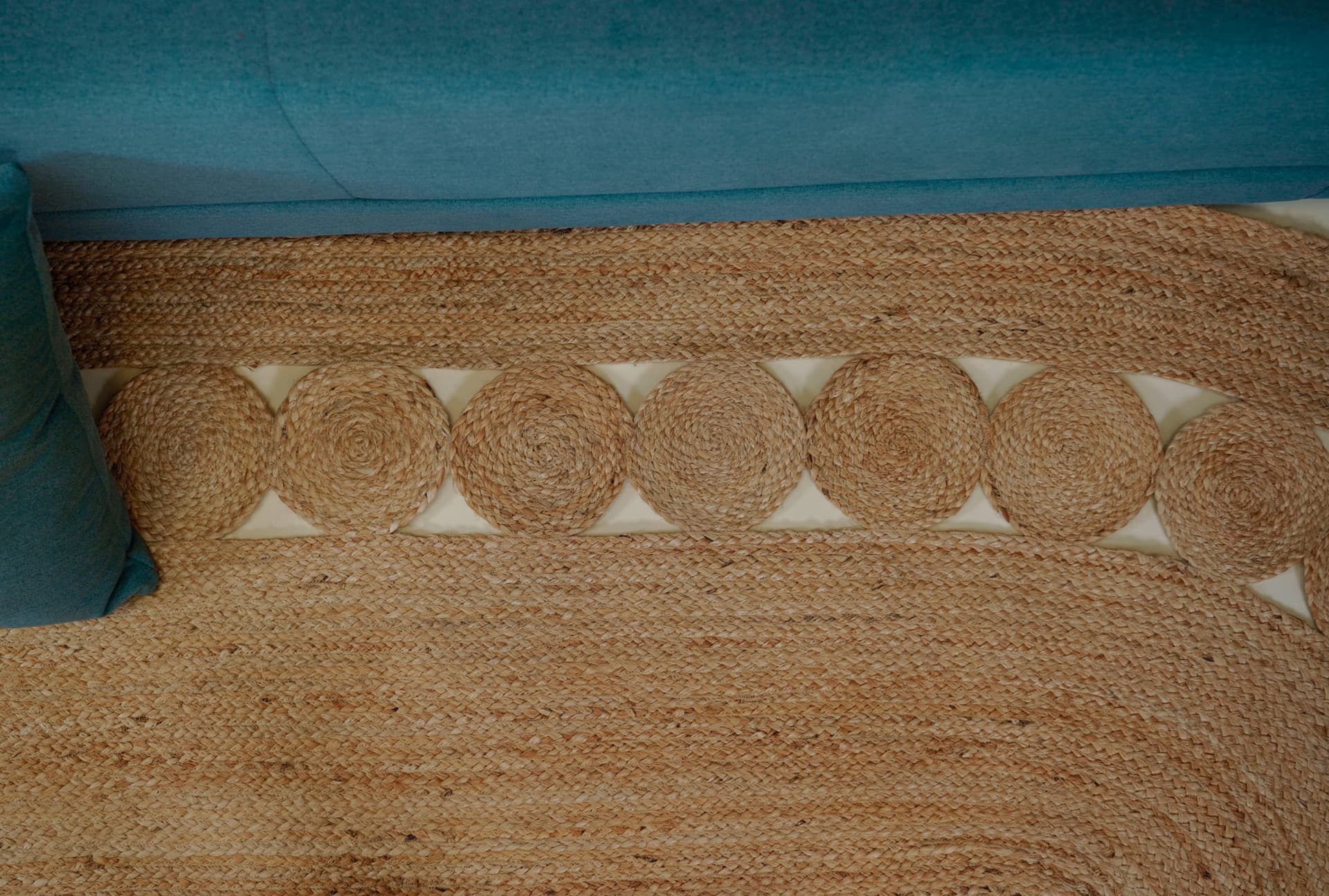 Eco Friendly Hand Braided Bohemian Scalloped Natural Oval Jute Rug