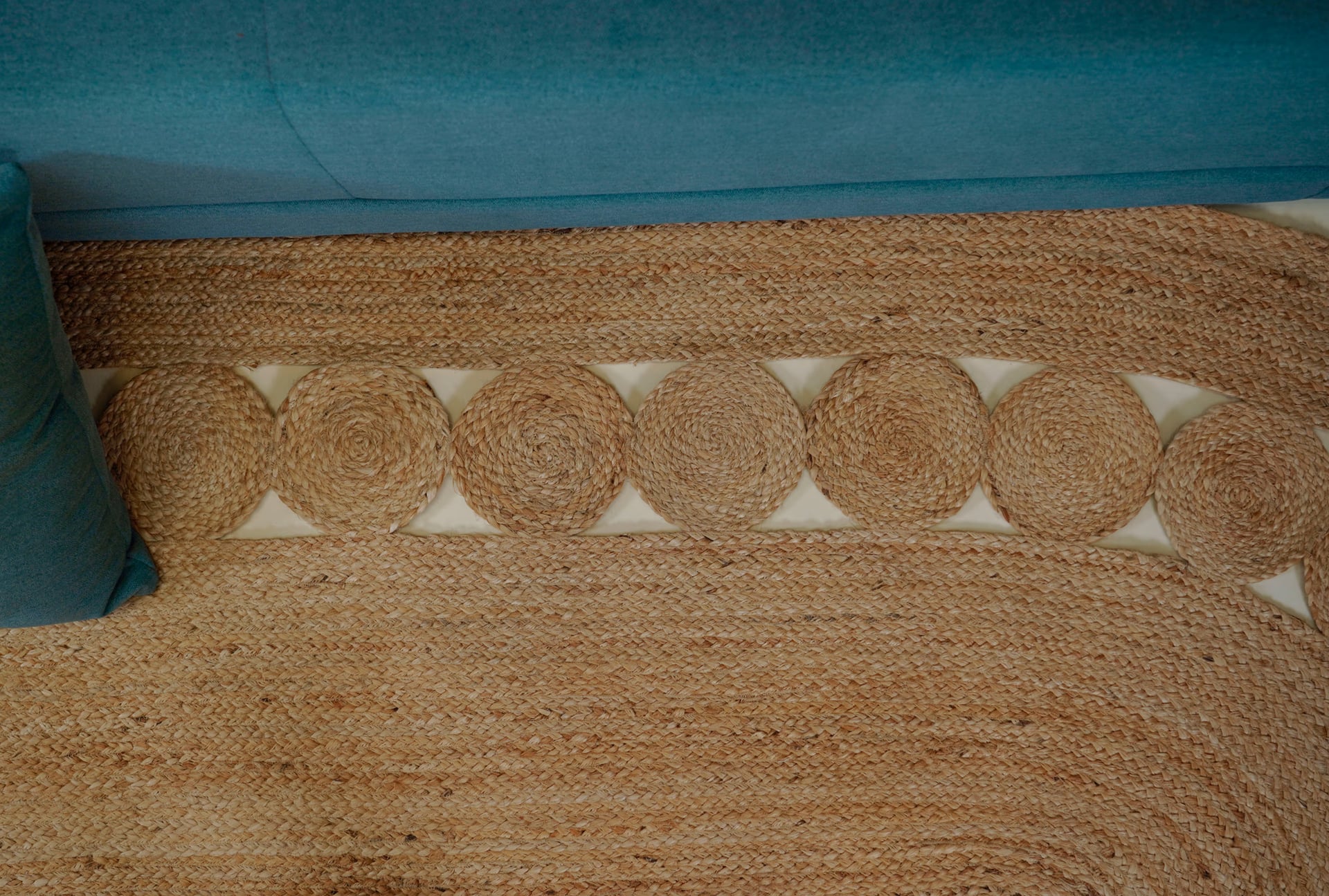 Eco Friendly Hand Braided Bohemian Scalloped Natural Oval Jute Rug