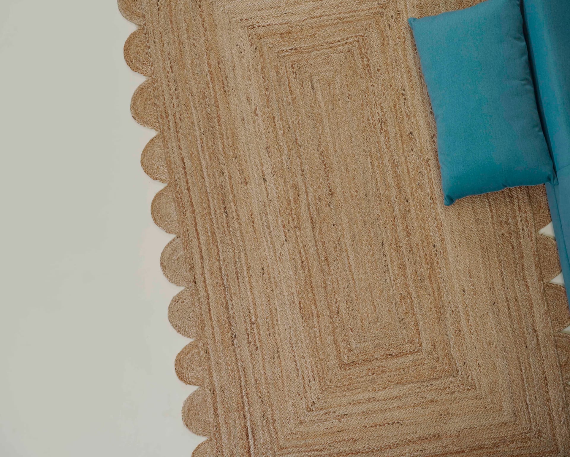 Natural Hand Braided Beige Scalloped Jute Area Rug