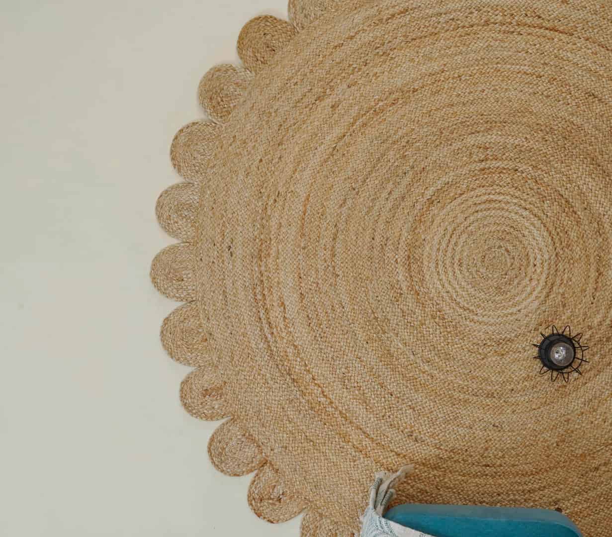 Scalloped Border Jute Hand Braided Round Rug Natural Stylish - Image 1
