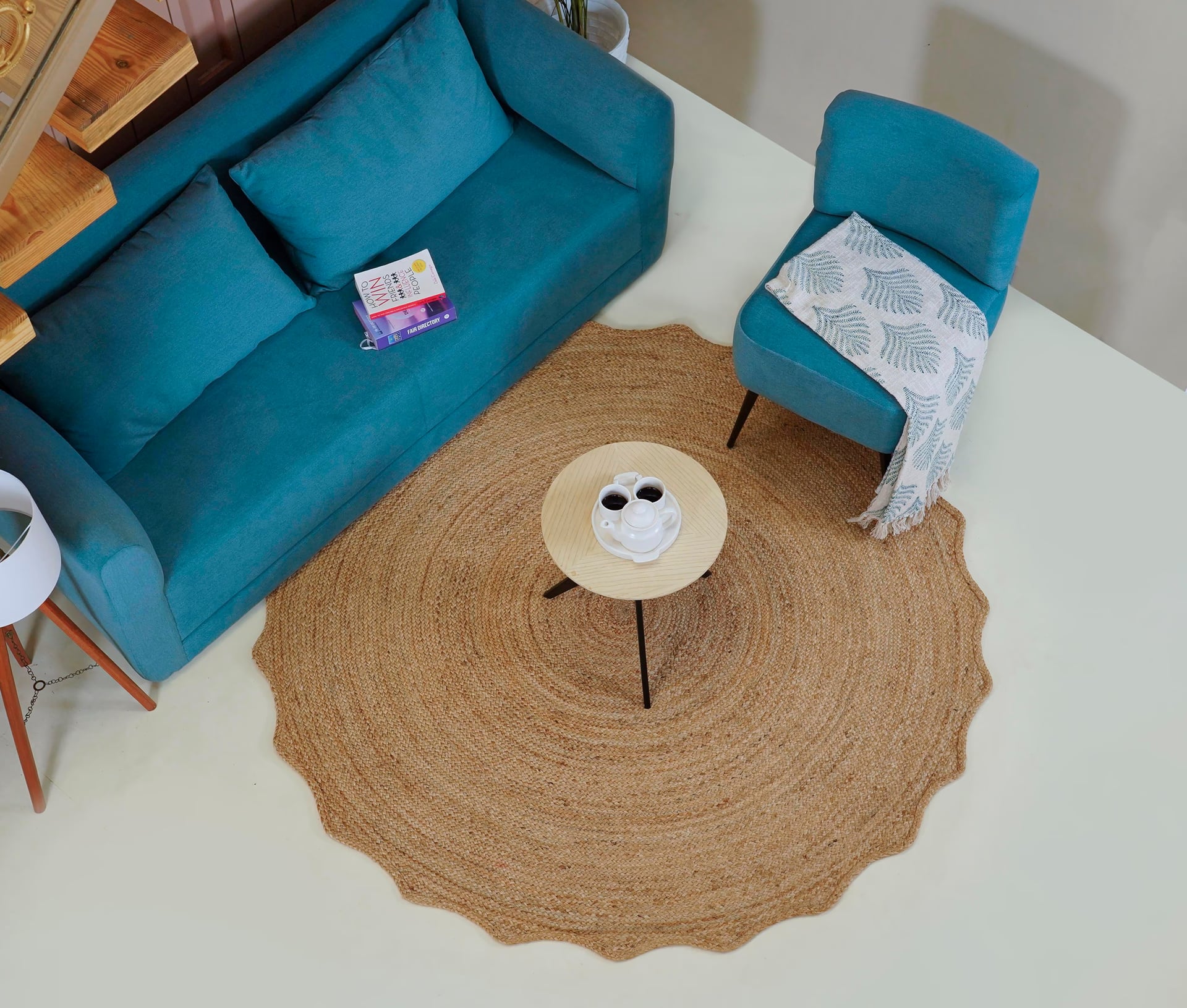 Handcrafted Jute Round Rug with Elegant Scalloped Border